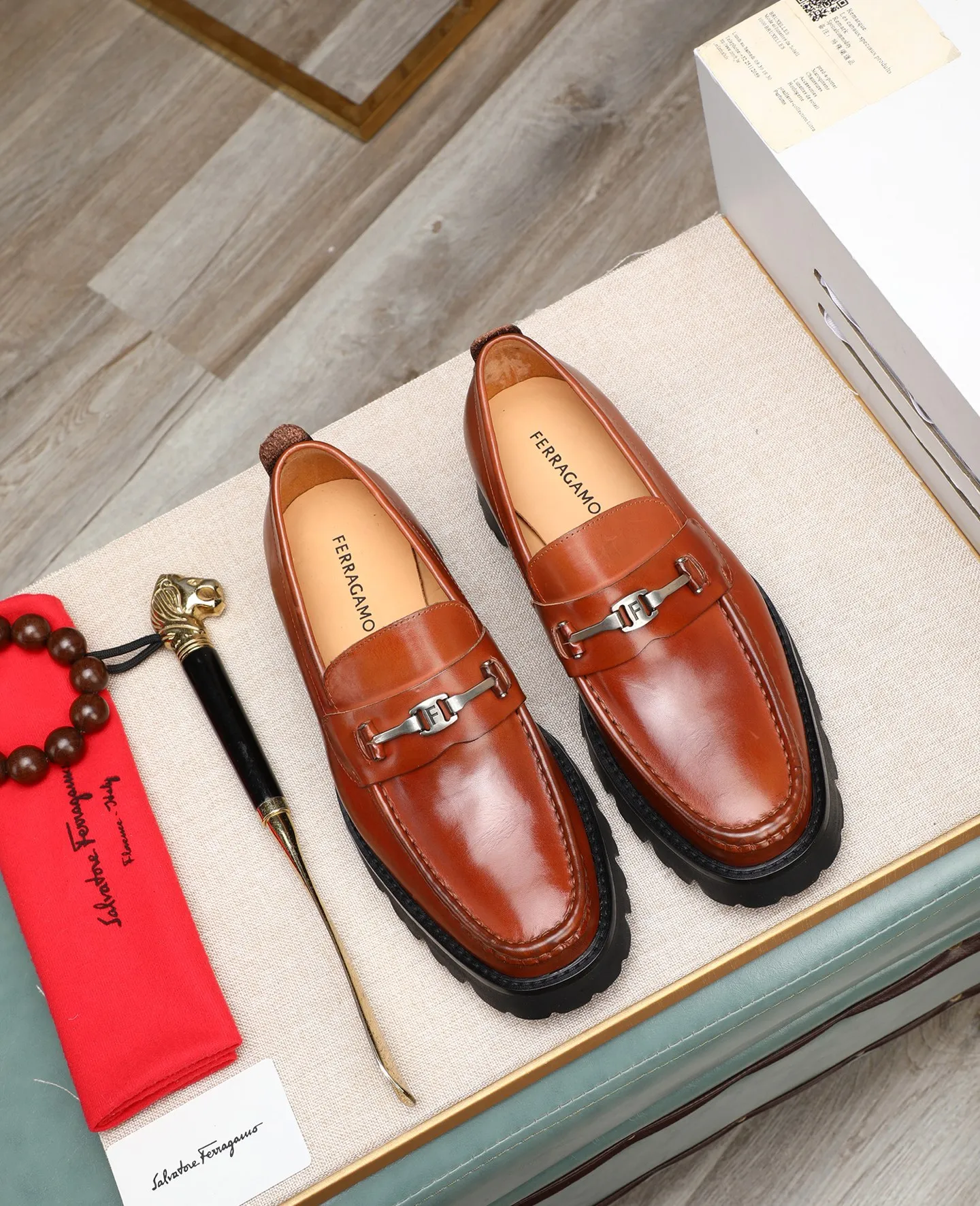 Men's shoes 💰500 📛📛(water-dyed cow lining) Salvatore Ferragamo high-end (Salvatore Ferragamo) is the top international luxury footwear brand. It comes from the fashion kingdom of Italy. It is famous all over the world for its traditional handmade design and novel styles...🚶🏻🚶🏻New suit shoes are available simultaneously at the counter. This model is purely handmade. The fabric is imported Italian calfskin➕soft water-dyed cowhide lining. Original authentic outsole🌀🌀Size: 38➖44.